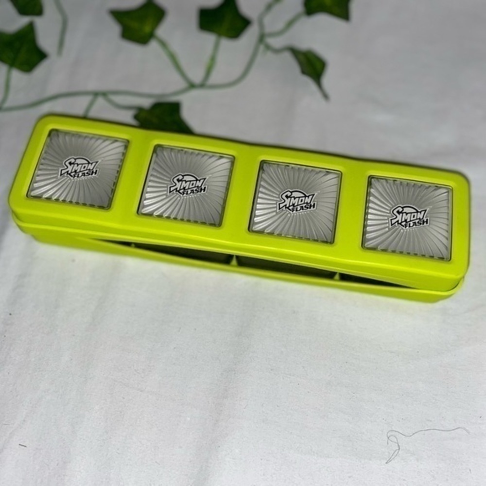 HASBRO Simon Says Flash Electronic Light Game Memory Game - Needs New Battery